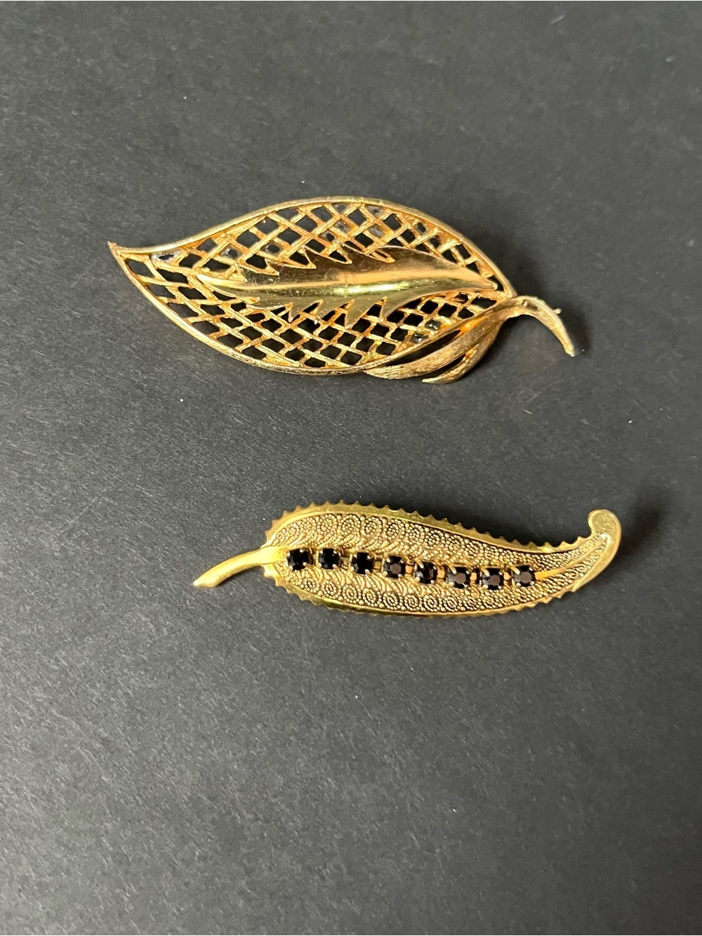 Vintage Leaf Brooch Pin set Filigree Gold Tone 2 brooches